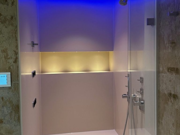 Moderne Dusche mit sanfter Beleuchtung in Blau und Gelb, minimalistisches Design.